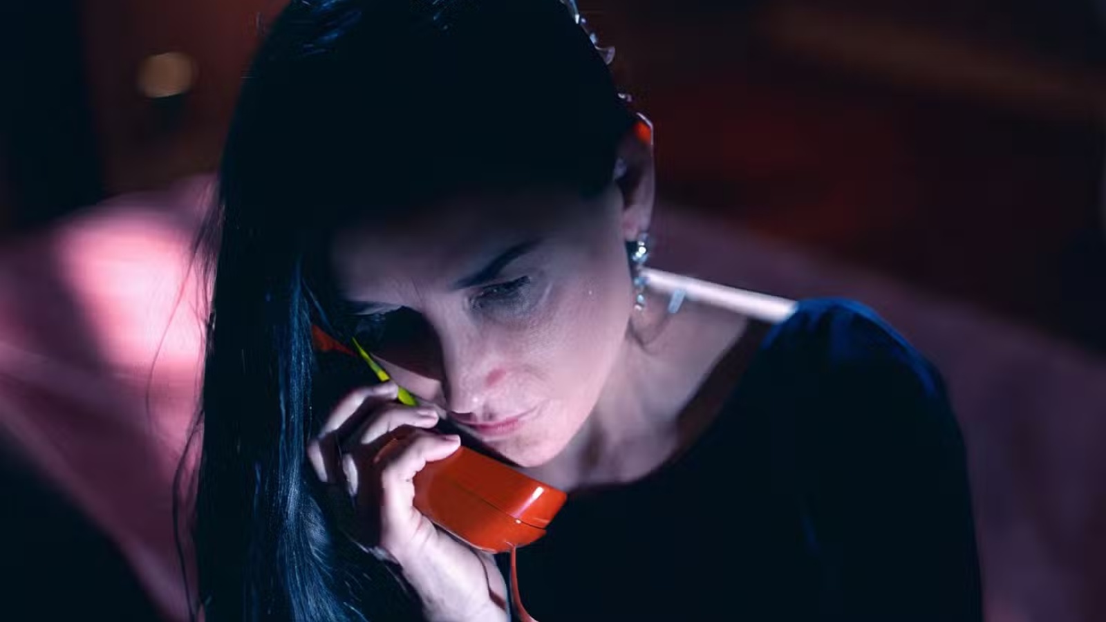 Demi Moore al telefono