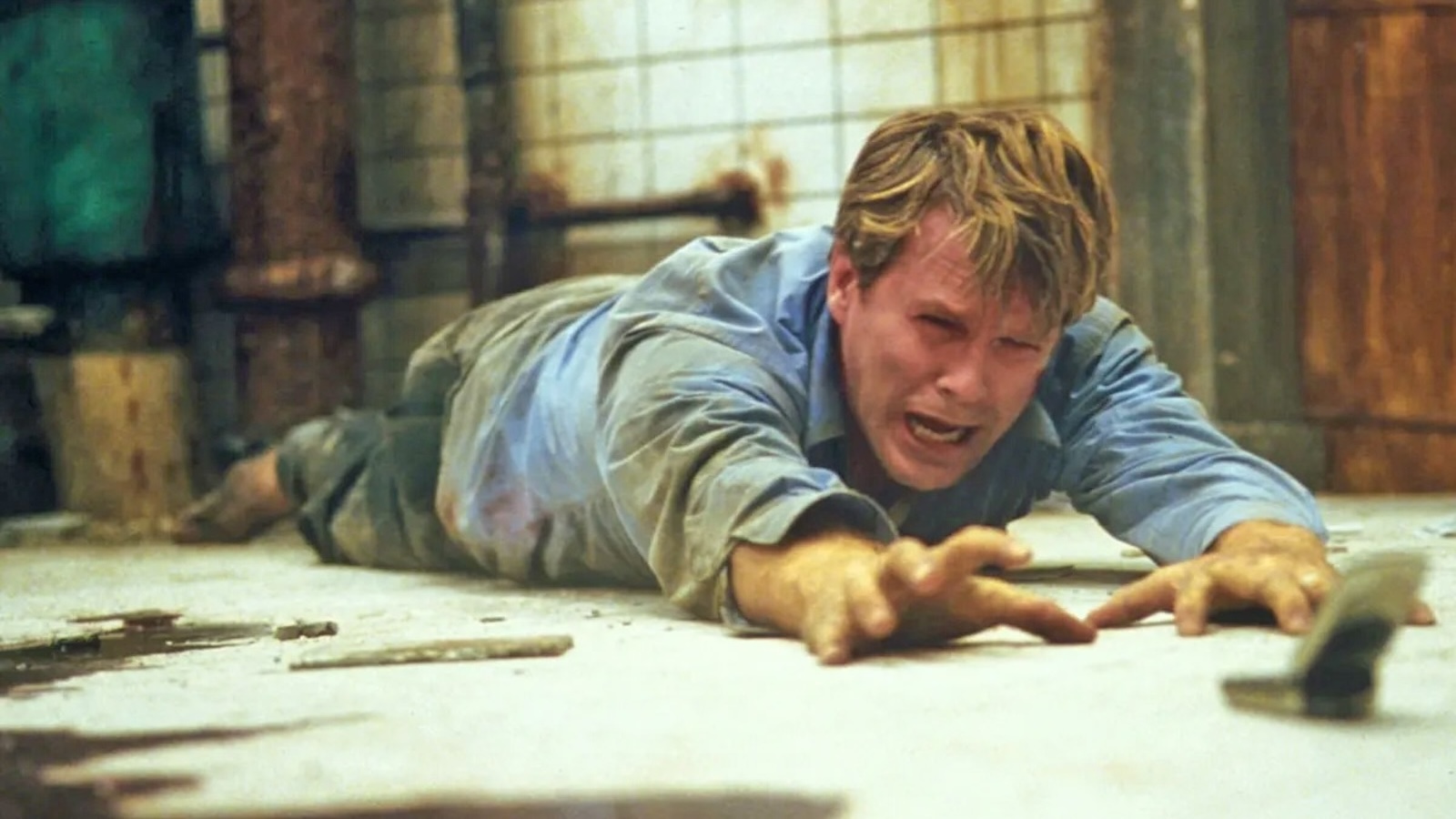 Cary Elwes in una scena di Saw