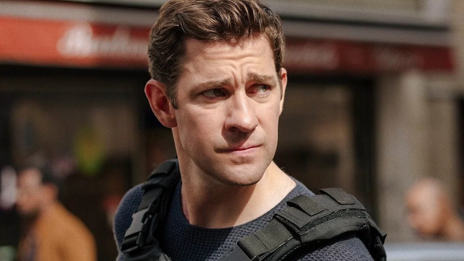 John Krasinski è Jack Ryan in una scena della serie