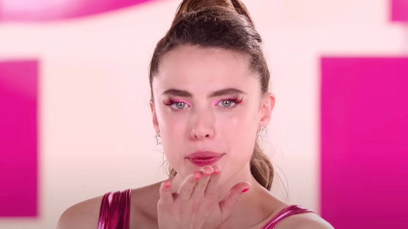 Margaret Qualley manda un bacio allo schermo