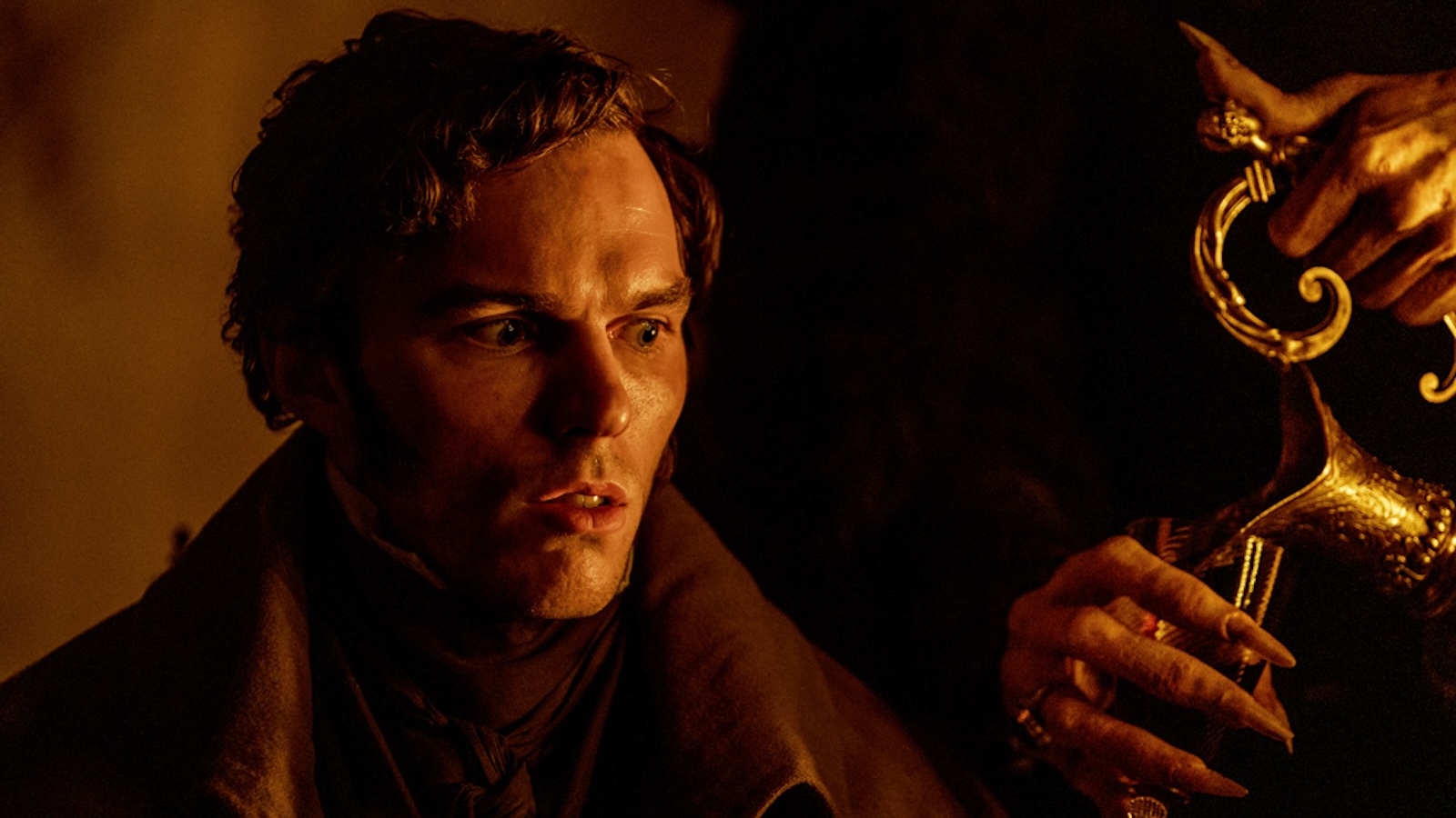 Nicholas Hoult in una scena di Nosferatu