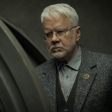 Silo: Tim Robbins in una foto della stagione 2