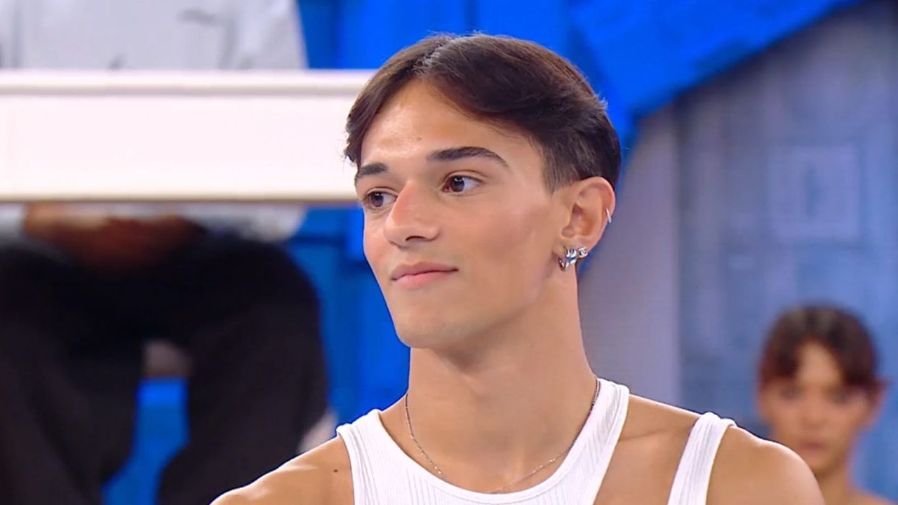 Daniele durante un'esibizione ad Amici 24