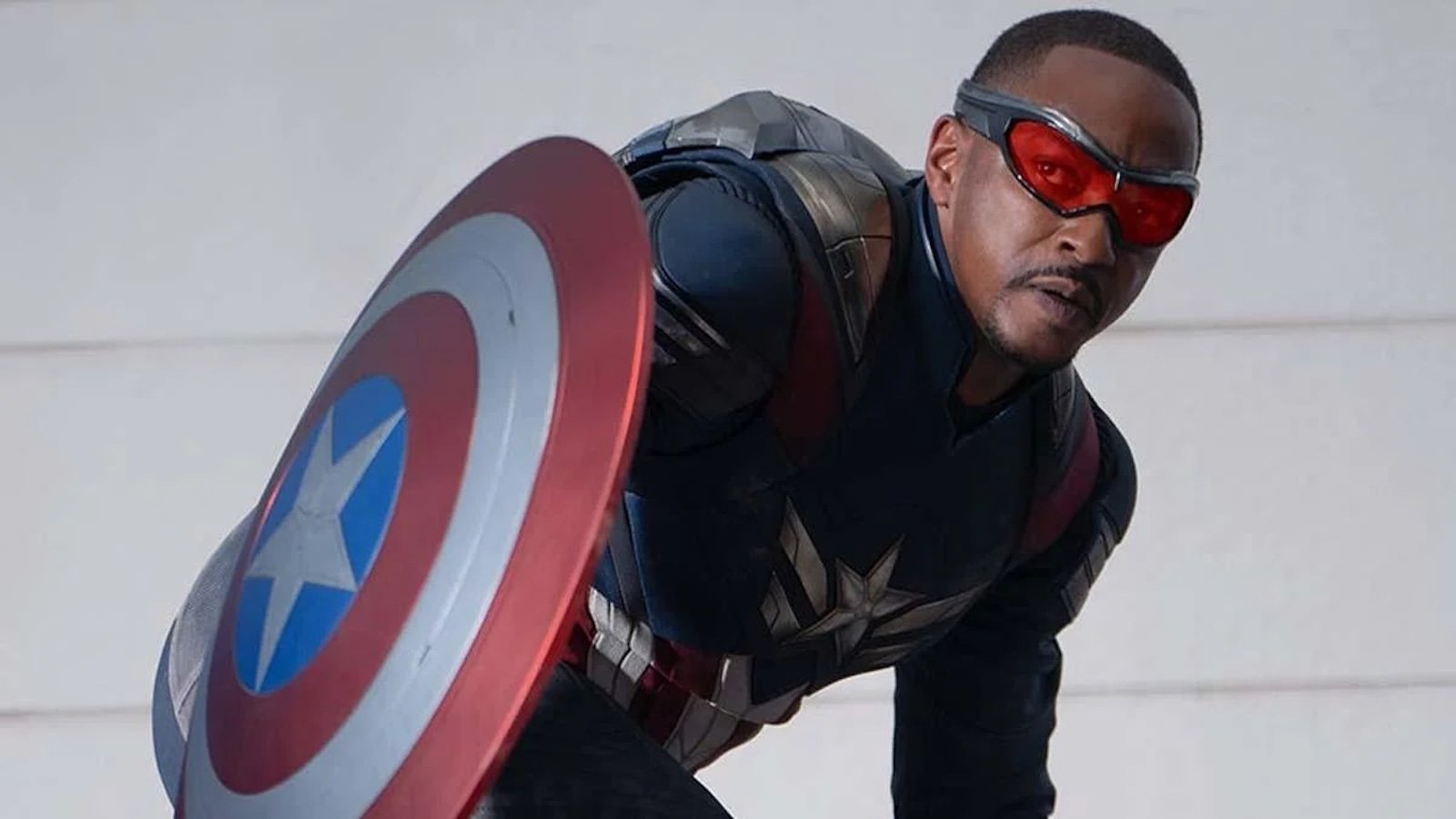 Anthony Mackie nei panni di Captain America