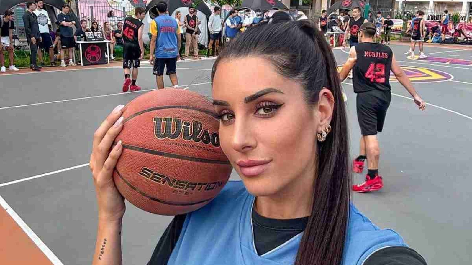 Valentina Vignali col pallone da basket