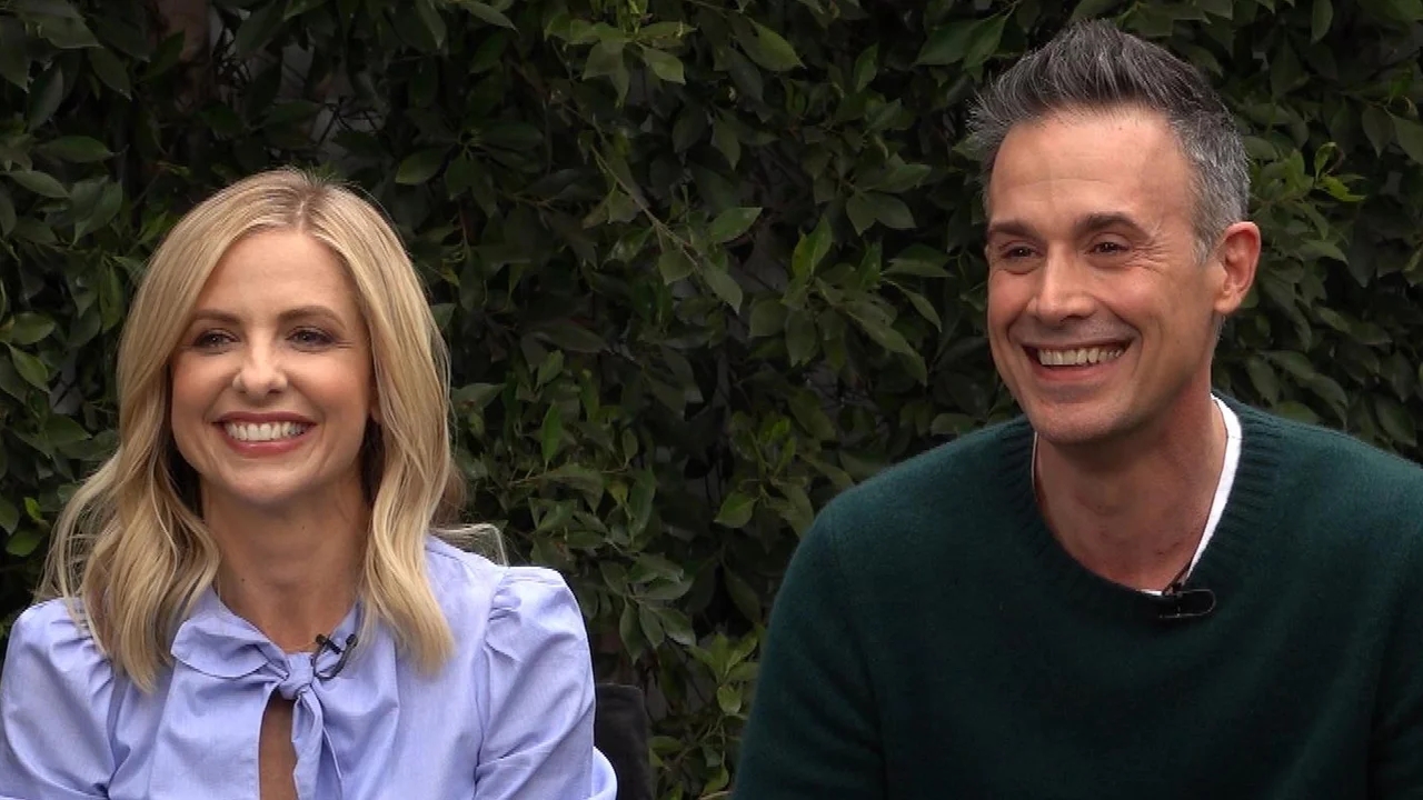 Sarah Michelle Gellar e Freddie Prinze Jr. durante un'intervista