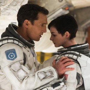 Interstellar: Matthew McConaughey e Anne Hathaway in una scena