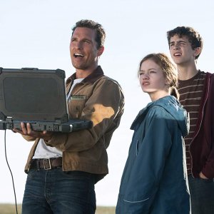Interstellar: Matthew McConaughey con Mackenzie Foy e Timothée Chalamet in una foto