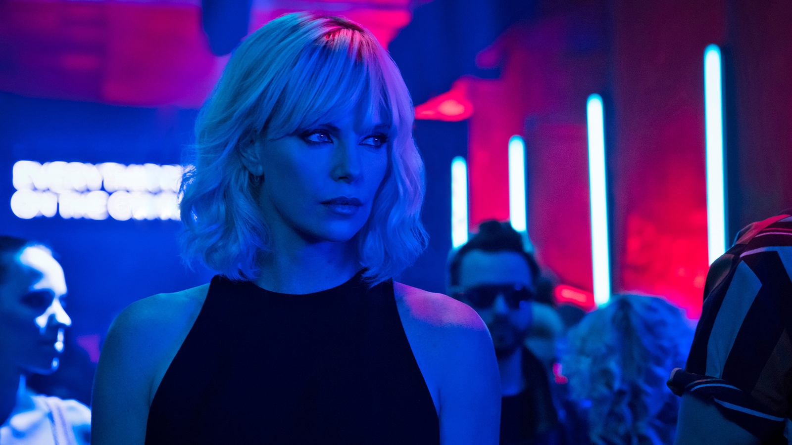 Charlize Theron nel film Bionda Atomica