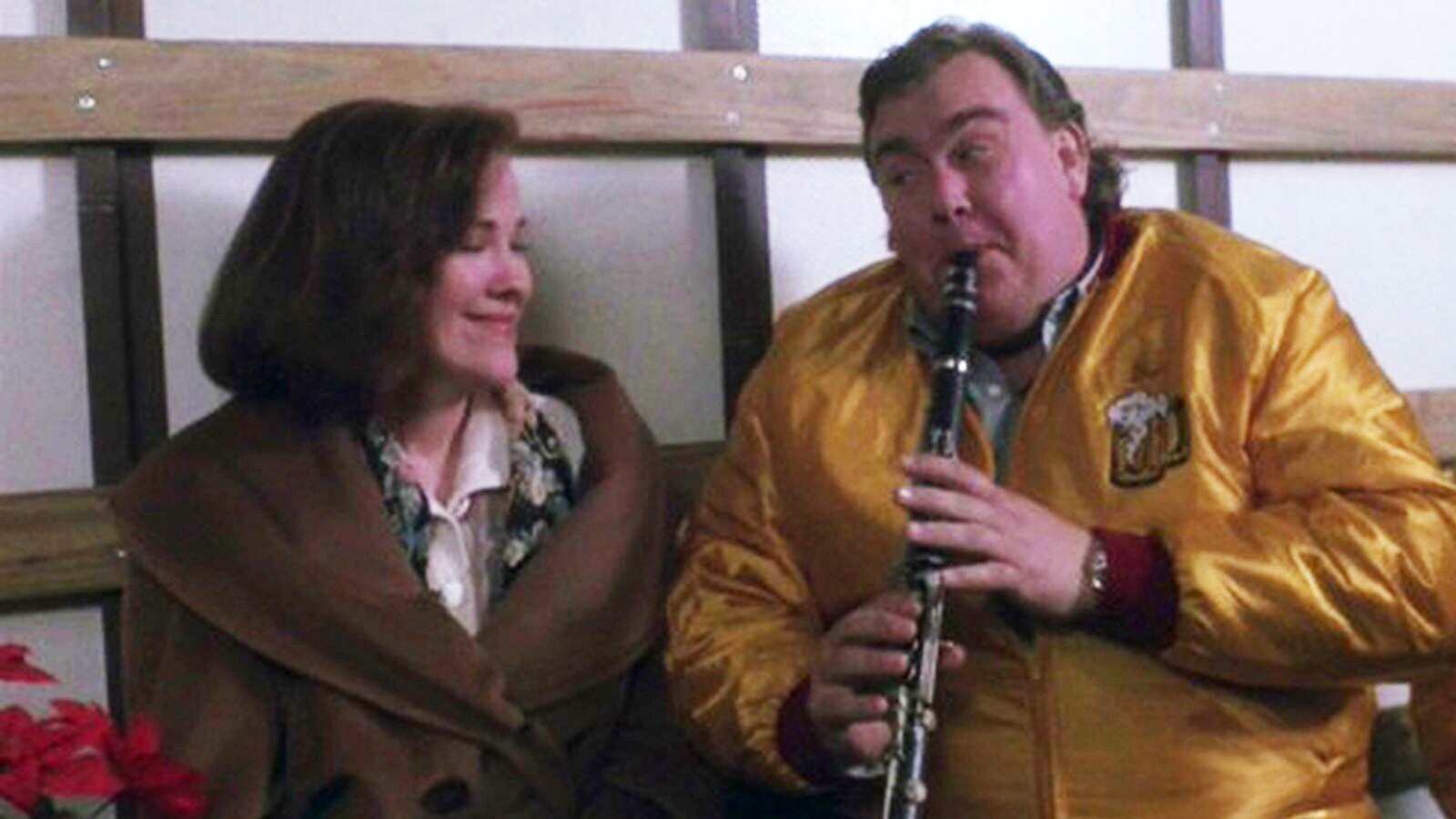 Catherine O'Hara e John Candy in una scena di Mamma, ho perso l'aereo