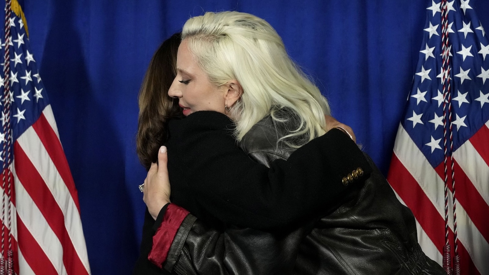 Kamala Harris e Lady Gaga abbracciate all'ultimo comizio della campagna elettorale