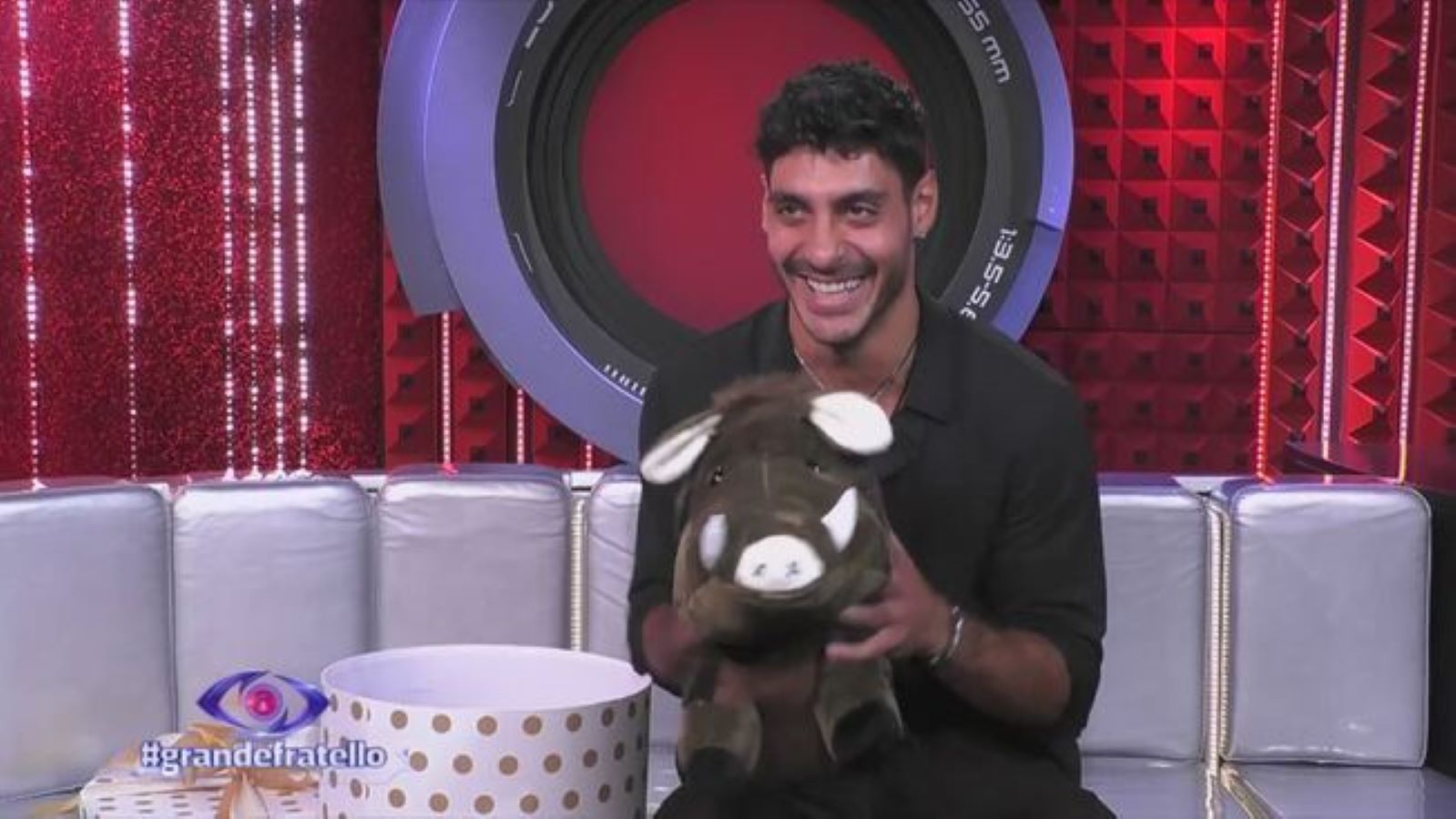 Javier Martinez con il Peluche che gli ha mandato Gessica Notaro