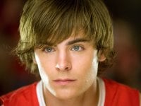 Zac Efron torna a sfoggiare il suo celebre ciuffo di High School Musical, ma c'è una ragione