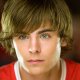 Zac Efron torna a sfoggiare il suo celebre ciuffo di High School Musical, ma c'è una ragione