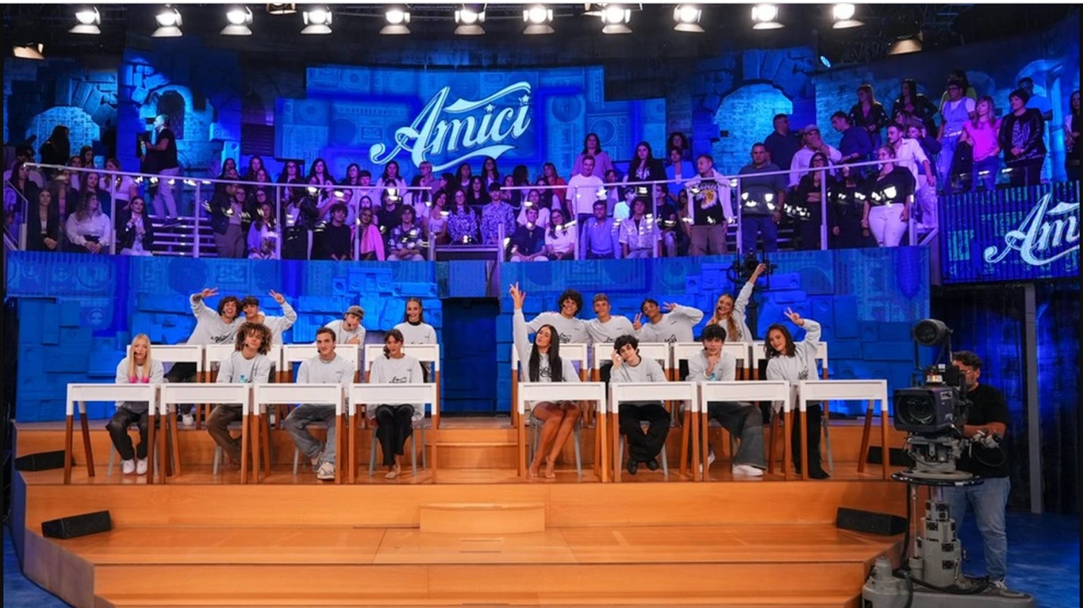 Tutta la classe di Amici durante le registrazioni