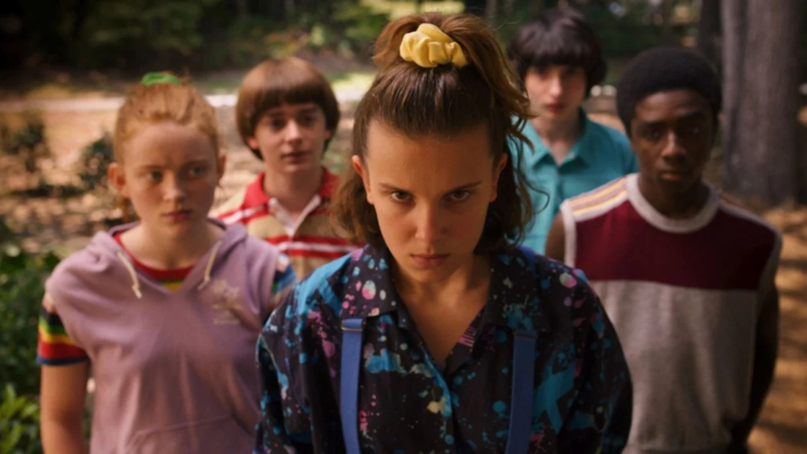 Millie Bobbie Brown, Sadie Sink, Finn Wolfhard, Noah Schnapp e Caleb McLaughlin in una scena di Stranger Things 3.