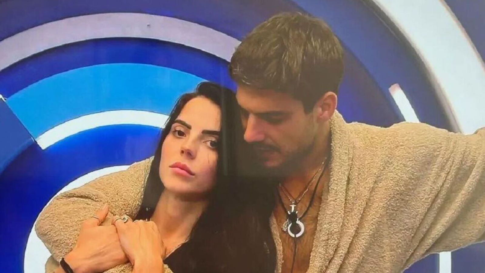 Lorenzo e Shaila nel confessionale del Gran Hermano