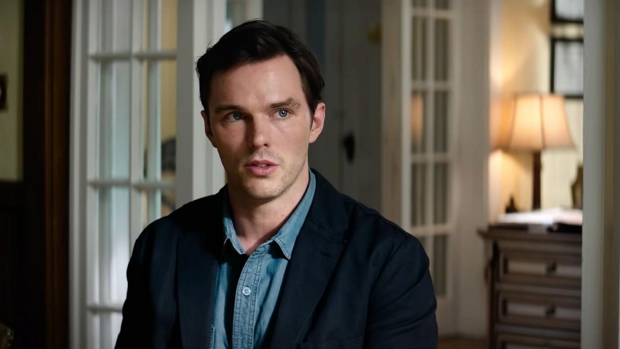 Nicholas Hoult in una scena di Giurato Numero 2