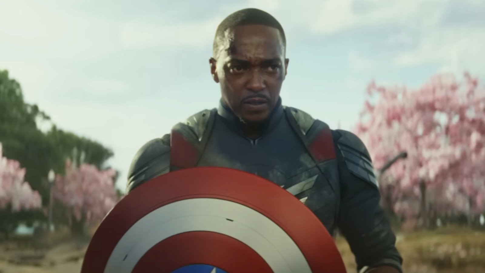 Anthony Mackie nei panni di Captain America