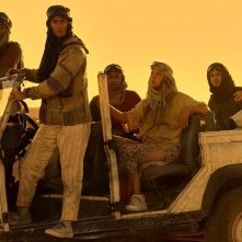 Outer Banks. Jonathan Daviss, Chase Stokes, Carlacia Grant, Madelyn Cline, Madison Bailey e Rudy Pankow in una scena della quarta stagione.