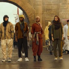 Outer Banks. Jonathan Daviss, Chase Stokes, Carlacia Grant, Madelyn Cline, Madison Bailey e Rudy Pankow in un'immagine della quarta stagione.