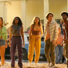 Outer Banks. Jonathan Daviss, Chase Stokes, Carlacia Grant, Madelyn Cline e Madison Bailey insieme nella quarta stagione.