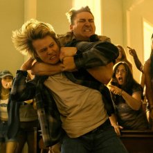 Outer Banks. Rudy Pankow si azzuffa in una scena della quarta stagione.