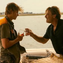 Outer Banks. Rudy Pankow e Tony Crane in una sequenza della quarta stagione.