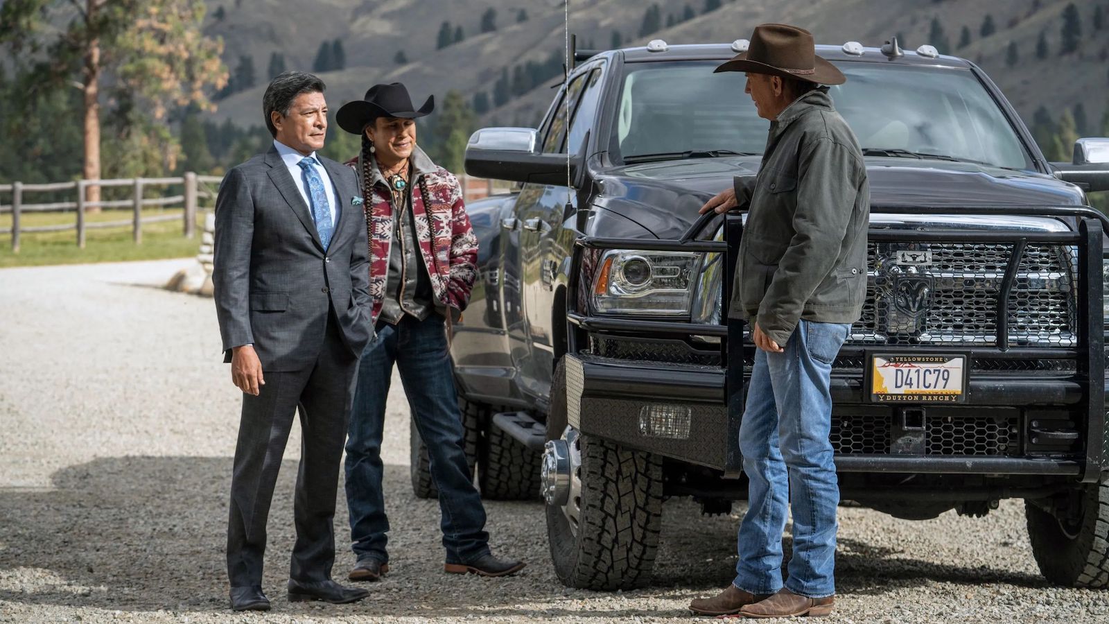 Una scena da Yellowstone con un pick-up Ram in bella vista