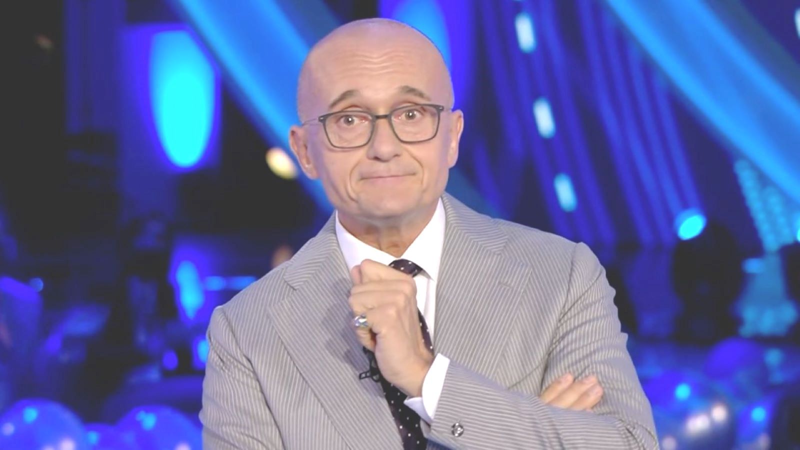 Alfonso Signorini durante una diretta di Canale 5