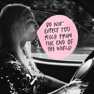 Do Not Expect Too Much from the End of the World: un momento del film