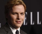 Ronan Farrow indaga sui telefoni utilizzati per spiare le persone nel trailer di Surveilled