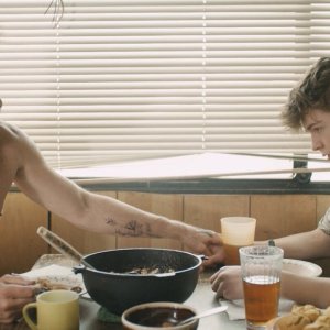 Il viaggio di Adam: David Duchovny e Oakes Fegley in una sequenza