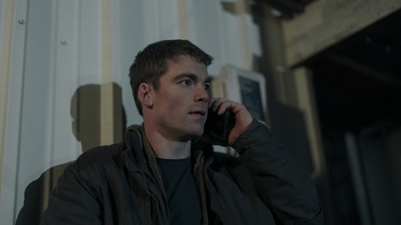 Una foto della serie The Night Agent