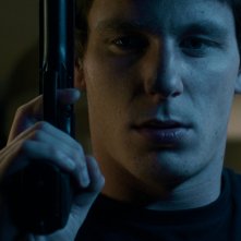 La cosa migliore: un primissimo piano di Luka Zunic con la pistola in mano