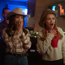 The Merry Gentlemen: Marla Sokoloff e Britt Robertson in una scena