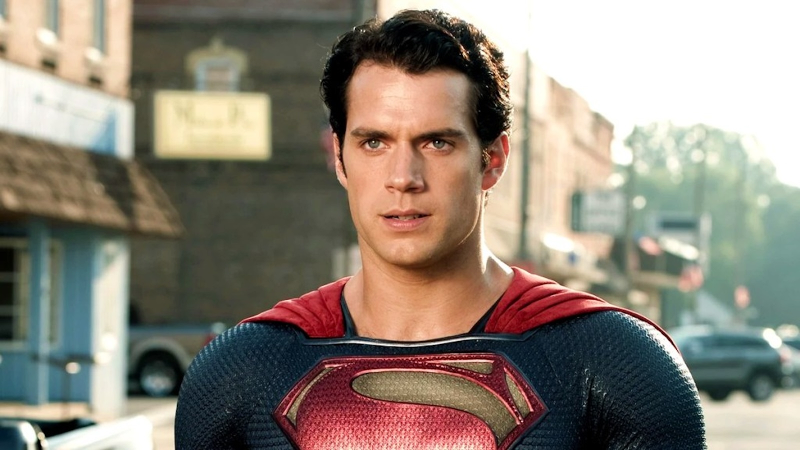 Henry Cavill è Superman in una immagine de L'uomo d'acciaio