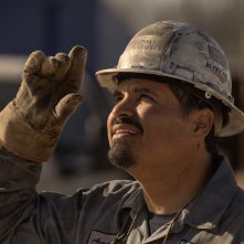 Landman. Michael Peña in una scena della serie.