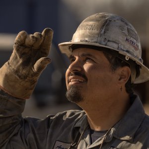 Landman. Michael Peña in una scena della serie.