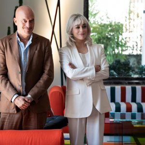 Una terapia di gruppo: Claudio Bisio e Valentina Lodovini in una scena