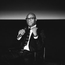 Mufasa: il Re Leone - Barry Jenkins in una foto in bianco e nero durante la conferenza stampa per il film