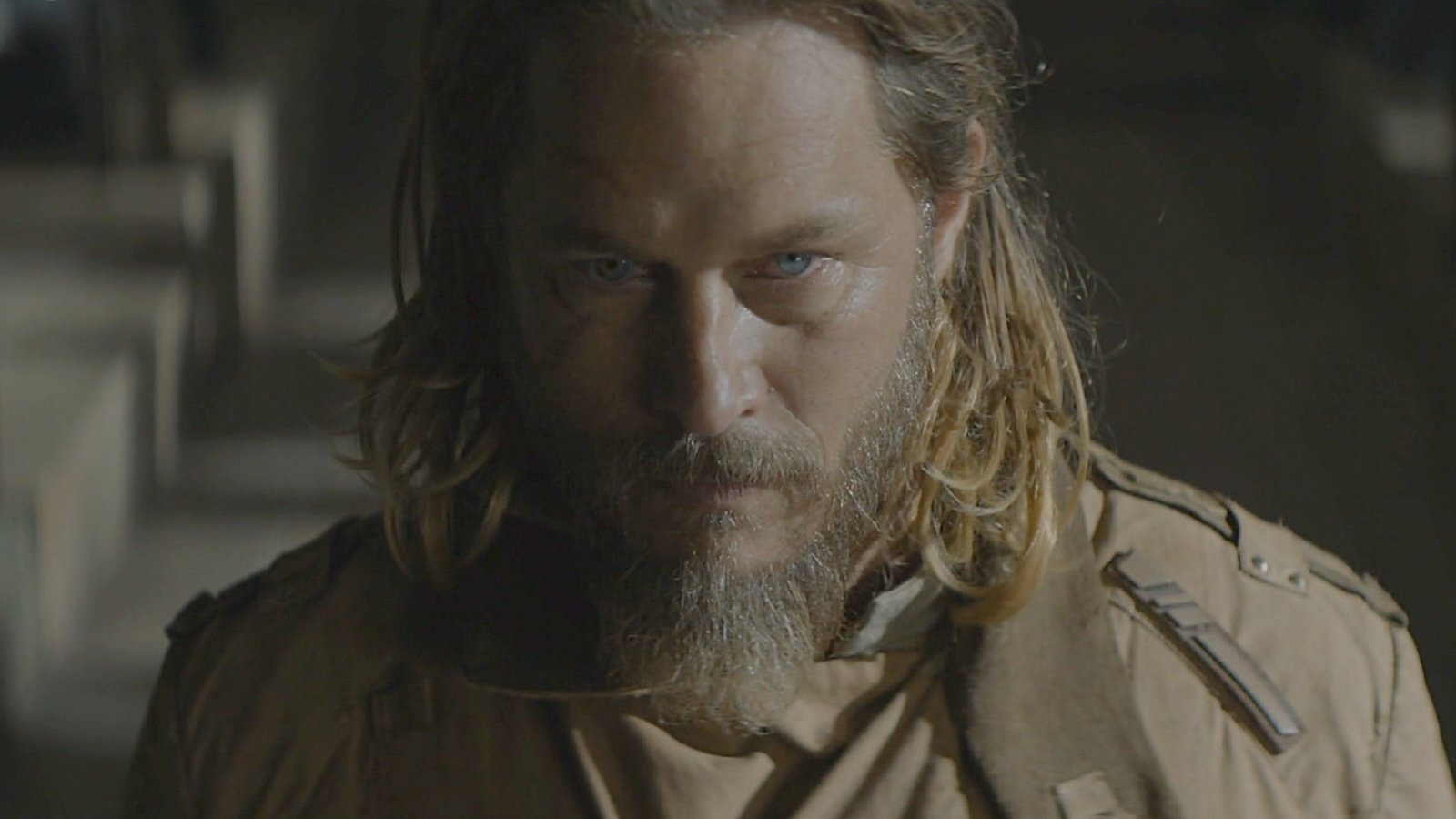 Travis Fimmel è Desmond Hart in Dune: Prophecy