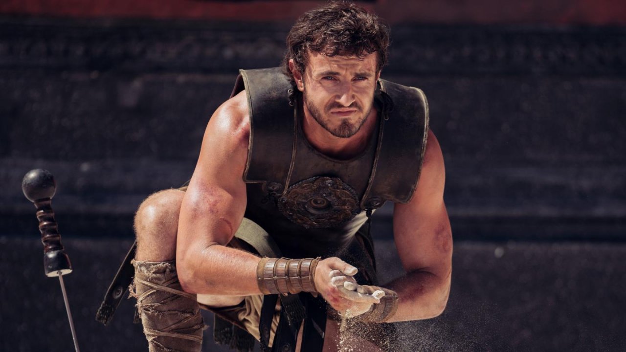 Paul Mescal in ginocchio nel Colosseo