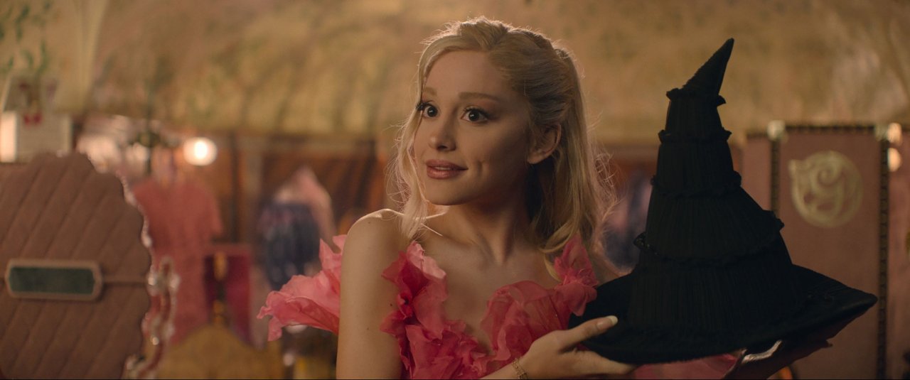 Ariana Grande conquista i fan con le imitazioni di Harry Potter: il suo spot diventa virale