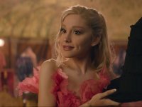 Ariana Grande conquista i fan con le imitazioni di Harry Potter: il suo spot diventa virale