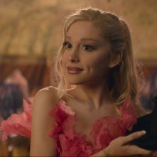 Wicked: Ariana Grande con in mano il cappello da strega