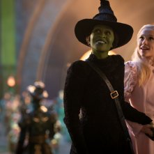 Wicked: Cynthia Erivo e Ariana Grande si tengono per mano in una scena