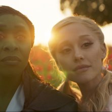 Wicked: Ariana Grande e Cynthia Erivo in una sequenza del film