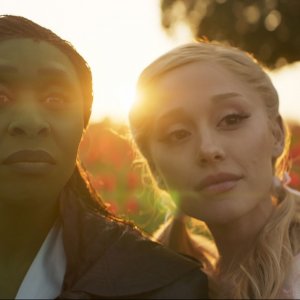 Wicked: Ariana Grande e Cynthia Erivo in una sequenza del film