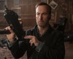 Io sono nessuno 2: Bob Odenkirk coperto di sangue nella prima foto del sequel